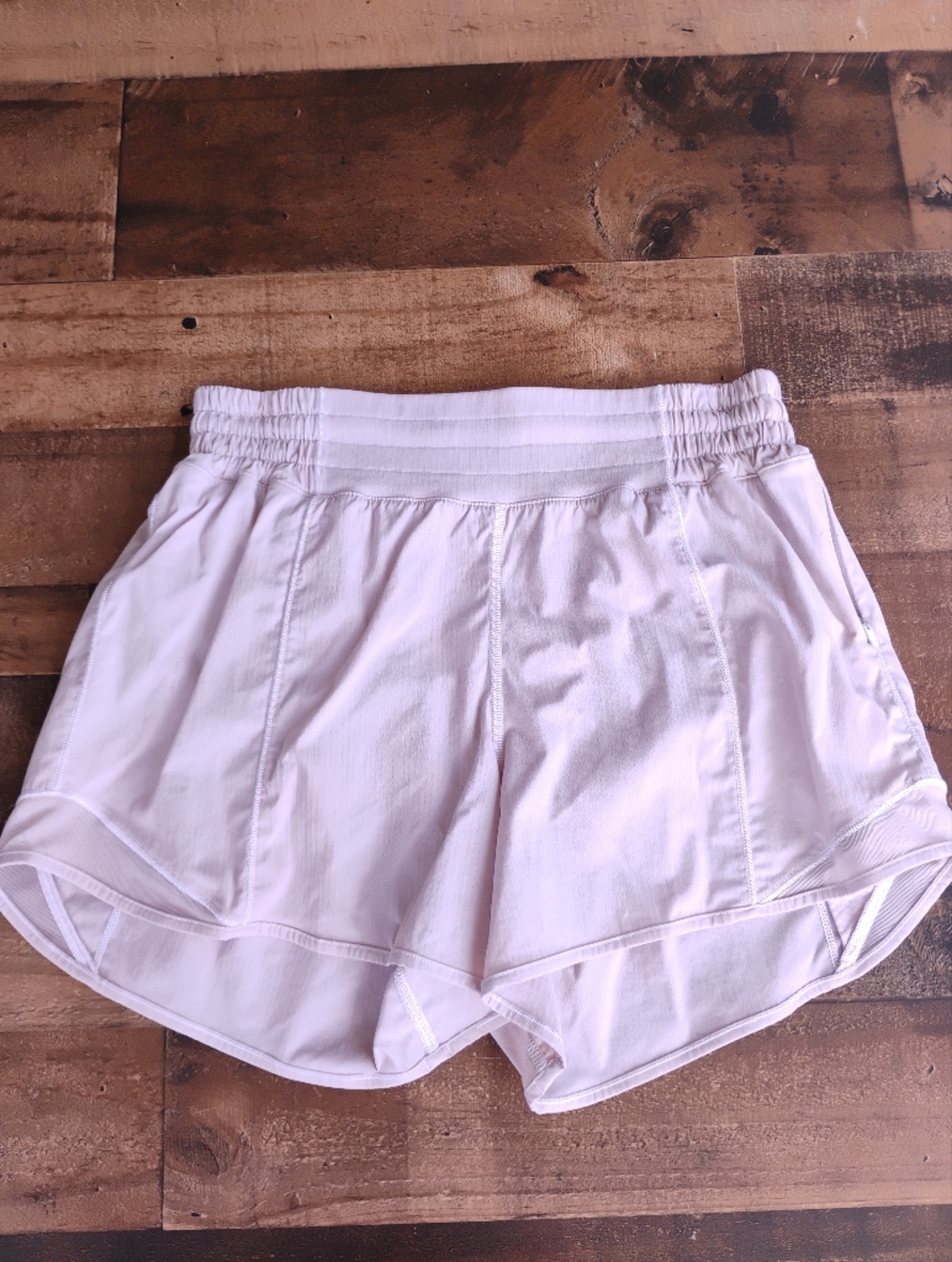 Lululemon White Hotty Hot Shorts Size 6 - Picture 2 of 11